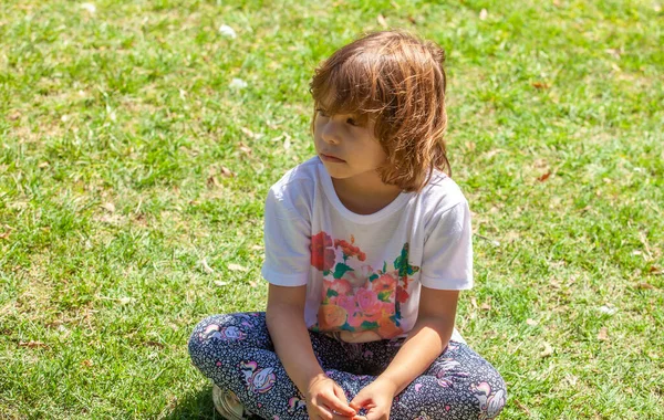 Mutlu Kız Parkta Portresi — Stok fotoğraf