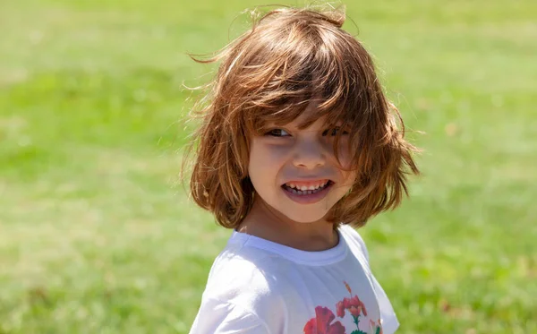 Portret Van Een Gelukkig Meisje Het Park — Stockfoto