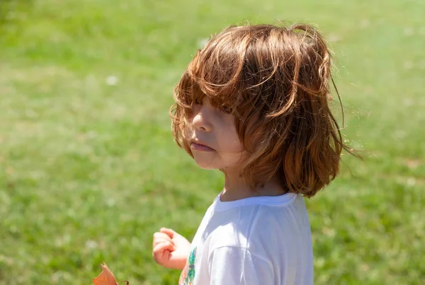 Portrait Une Fille Triste Dans Parc — Photo