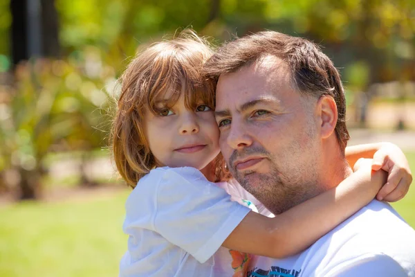 Κοριτσάκι Αγκαλιάζει Τον Ευτυχισμένο Πατέρα Στο Πάρκο — Φωτογραφία Αρχείου