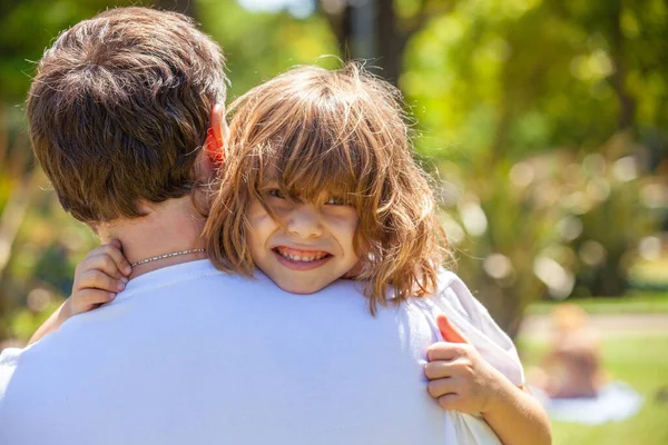 Klein Meisje Knuffelen Gelukkig Vader Het Park — Stockfoto