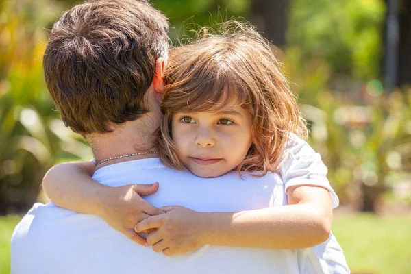 Klein Meisje Knuffelen Gelukkig Vader Het Park — Stockfoto