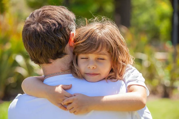 Klein Meisje Knuffelen Gelukkig Vader Het Park — Stockfoto