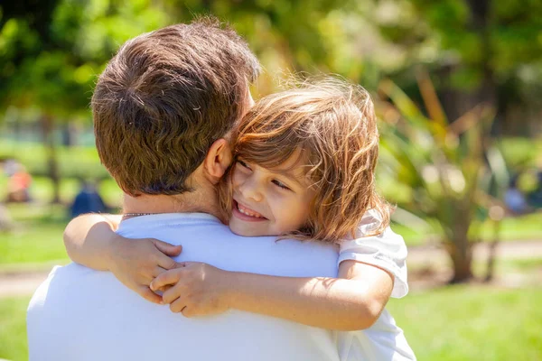 Bambina Abbracciare Padre Felice Nel Parco — Foto Stock