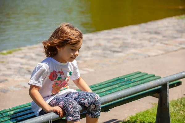 Porträtt Glad Tjej Parken — Stockfoto