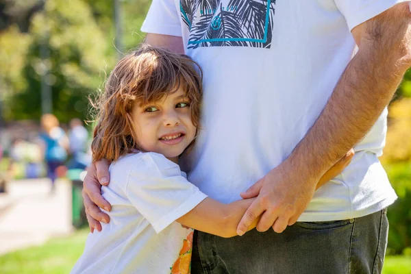 Menina Abraçando Pai Feliz Parque — Fotografia de Stock