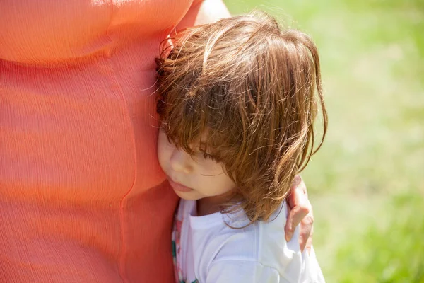 公園で母親を抱きかかえている少女 — ストック写真