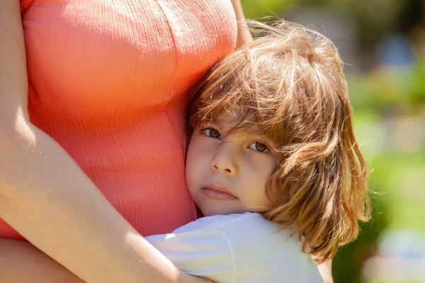 Κοριτσάκι Αγκαλιάζει Τον Μάθερ Στο Πάρκο — Φωτογραφία Αρχείου