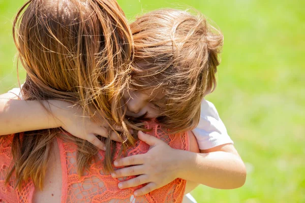 Niña Abrazando Mather Parque — Foto de Stock