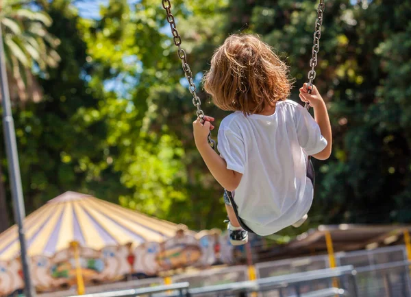 Kleines Mädchen Auf Einer Schaukel Park — Stockfoto