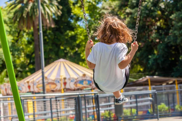 Petite Fille Sur Swing Dans Parc — Photo