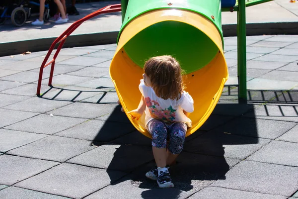 Petite Fille Sur Aire Jeux Dans Parc — Photo
