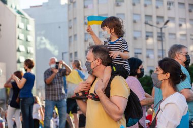 6 Mart 2022 Buenos Aires Arjantin: Buenos Aires 'teki Rus saldırısı sırasında Ukrayna' ya destek yürüyüşü yapan çocuklar