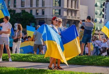 6 Mart 2022 Buenos Aires Arjantin: Rusya 'nın Buenos Aires' teki saldırısı sırasında Ukrayna 'ya destek yürüyüşüne katılanlar