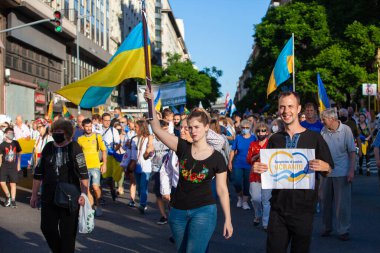 6 Mart 2022 Buenos Aires Arjantin: Rusya 'nın Buenos Aires' teki saldırısı sırasında Ukrayna 'ya destek yürüyüşüne katılanlar