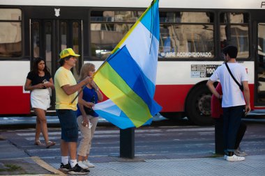 6 Mart 2022 Buenos Aires Arjantin: Rusya 'nın Buenos Aires' teki saldırısı sırasında Ukrayna 'ya destek yürüyüşüne katılanlar
