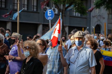 6 Mart 2022 Buenos Aires Arjantin: Rusya 'nın Buenos Aires' teki saldırısı sırasında Ukrayna 'ya destek yürüyüşüne katılanlar