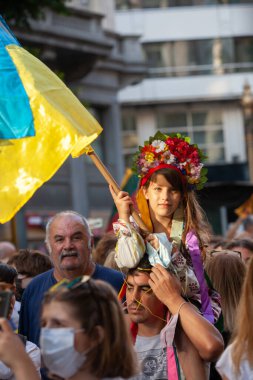 6 Mart 2022 Buenos Aires Arjantin: Buenos Aires 'teki Rus saldırısı sırasında Ukrayna' ya destek yürüyüşü yapan çocuklar