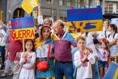 6 Mart 2022 Buenos Aires Arjantin: Rusya 'nın Buenos Aires' teki saldırısı sırasında Ukrayna 'ya destek yürüyüşüne katılanlar