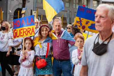 6 Mart 2022 Buenos Aires Arjantin: Rusya 'nın Buenos Aires' teki saldırısı sırasında Ukrayna 'ya destek yürüyüşüne katılanlar