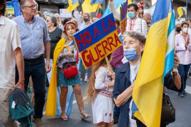 6 Mart 2022 Buenos Aires Arjantin: Rusya 'nın Buenos Aires' teki saldırısı sırasında Ukrayna 'ya destek yürüyüşüne katılanlar