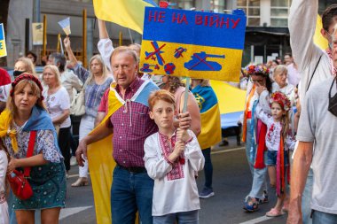 6 Mart 2022 Buenos Aires Arjantin: Rusya 'nın Buenos Aires' teki saldırısı sırasında Ukrayna 'ya destek yürüyüşüne katılanlar