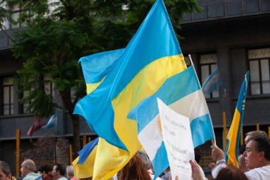 6 Mart 2022 Buenos Aires Arjantin: Rusya 'nın Buenos Aires' teki saldırısı sırasında Ukrayna 'ya destek yürüyüşü bayrakları