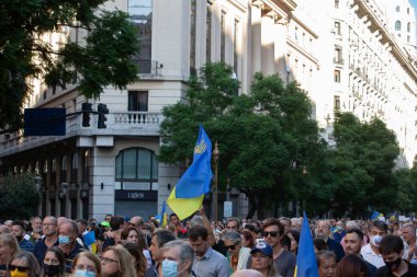 6 Mart 2022 Buenos Aires Arjantin: Rusya 'nın Buenos Aires' teki saldırısı sırasında Ukrayna 'ya destek yürüyüşü bayrakları