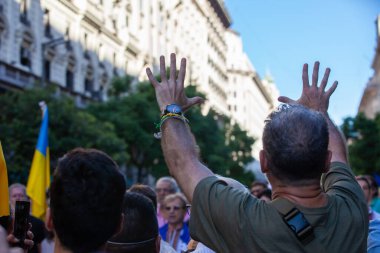 6 Mart 2022 Buenos Aires Arjantin: Rusya 'nın Buenos Aires' teki saldırısı sırasında Ukrayna 'ya destek yürüyüşüne katılanlar