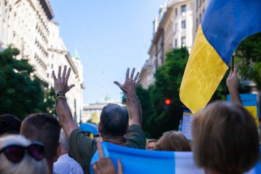 6 Mart 2022 Buenos Aires Arjantin: Rusya 'nın Buenos Aires' teki saldırısı sırasında Ukrayna 'ya destek yürüyüşüne katılanlar