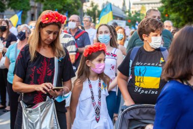 6 Mart 2022 Buenos Aires Arjantin: Rusya 'nın Buenos Aires' teki saldırısı sırasında Ukrayna 'ya destek yürüyüşüne katılanlar