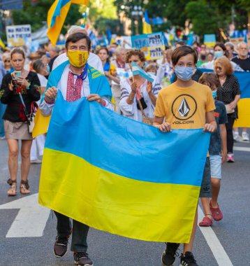 6 Mart 2022 Buenos Aires Arjantin: Rusya 'nın Buenos Aires' teki saldırısı sırasında Ukrayna 'ya destek yürüyüşü bayrakları