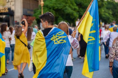 6 Mart 2022 Buenos Aires Arjantin: Rusya 'nın Buenos Aires' teki saldırısı sırasında Ukrayna 'ya destek yürüyüşü bayrakları