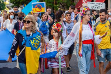 6 Mart 2022 Buenos Aires Arjantin: Rusya 'nın Buenos Aires' teki saldırısı sırasında Ukrayna 'ya destek yürüyüşüne katılanlar