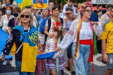 6 Mart 2022 Buenos Aires Arjantin: Rusya 'nın Buenos Aires' teki saldırısı sırasında Ukrayna 'ya destek yürüyüşüne katılanlar