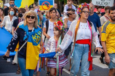 6 Mart 2022 Buenos Aires Arjantin: Rusya 'nın Buenos Aires' teki saldırısı sırasında Ukrayna 'ya destek yürüyüşüne katılanlar