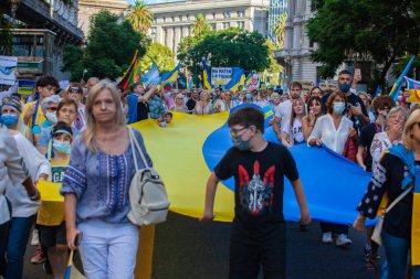 6 Mart 2022 Buenos Aires Arjantin: Rusya 'nın Buenos Aires' teki saldırısı sırasında Ukrayna 'ya destek yürüyüşü