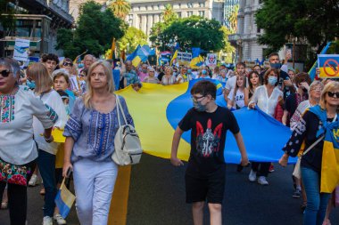 6 Mart 2022 Buenos Aires Arjantin: Rusya 'nın Buenos Aires' teki saldırısı sırasında Ukrayna 'ya destek yürüyüşü