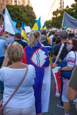 6 Mart 2022 Buenos Aires Arjantin: Rusya 'nın Buenos Aires' teki saldırısı sırasında Ukrayna 'ya destek yürüyüşü bayrakları