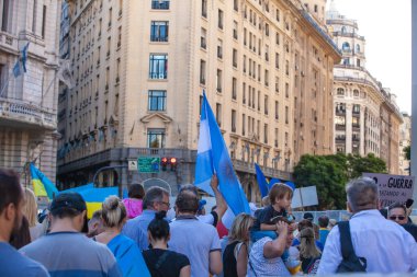 6 Mart 2022 Buenos Aires Arjantin: Rusya 'nın Buenos Aires' teki saldırısı sırasında Ukrayna 'ya destek yürüyüşü