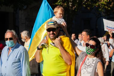 6 Mart 2022 Buenos Aires Arjantin: Buenos Aires 'teki Rus saldırısı sırasında Ukrayna' ya destek yürüyüşü yapan çocuklar