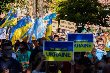 6 Mart 2022 Buenos Aires Arjantin: Rusya 'nın Buenos Aires' teki saldırısı sırasında Ukrayna 'ya destek yürüyüşü