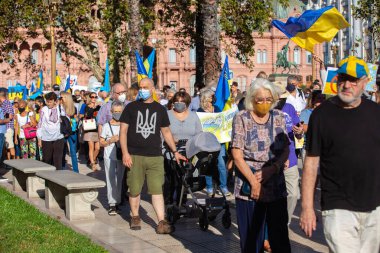 6 Mart 2022 Buenos Aires Arjantin: Rusya 'nın Buenos Aires' teki saldırısı sırasında Ukrayna 'ya destek yürüyüşü