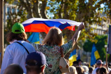 6 Mart 2022 Buenos Aires Arjantin: Rusya 'nın Buenos Aires' teki saldırısı sırasında Ukrayna 'ya destek yürüyüşü bayrakları