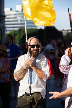6 Mart 2022 Buenos Aires Arjantin: Rusya 'nın Buenos Aires' teki saldırısı sırasında Ukrayna 'ya destek yürüyüşüne katılanlar