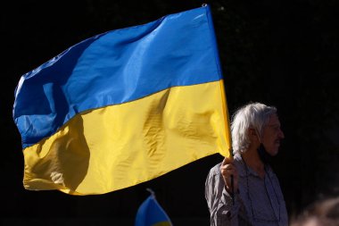 6 Mart 2022 Buenos Aires Arjantin: Rusya 'nın Buenos Aires' teki saldırısı sırasında Ukrayna 'ya destek yürüyüşü bayrakları