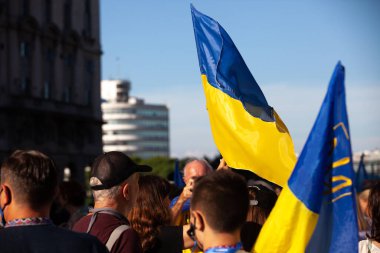 6 Mart 2022 Buenos Aires Arjantin: Rusya 'nın Buenos Aires' teki saldırısı sırasında Ukrayna 'ya destek yürüyüşü bayrakları