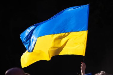 6 Mart 2022 Buenos Aires Arjantin: Rusya 'nın Buenos Aires' teki saldırısı sırasında Ukrayna 'ya destek yürüyüşü bayrakları