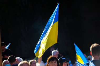 6 Mart 2022 Buenos Aires Arjantin: Rusya 'nın Buenos Aires' teki saldırısı sırasında Ukrayna 'ya destek yürüyüşü bayrakları