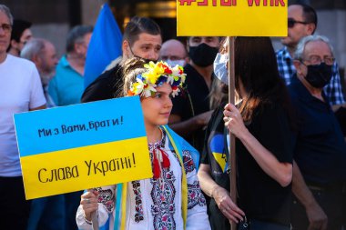 6 Mart 2022 Buenos Aires Arjantin: Rusya 'nın Buenos Aires' teki saldırısı sırasında Ukrayna 'ya destek yürüyüşüne katılanlar